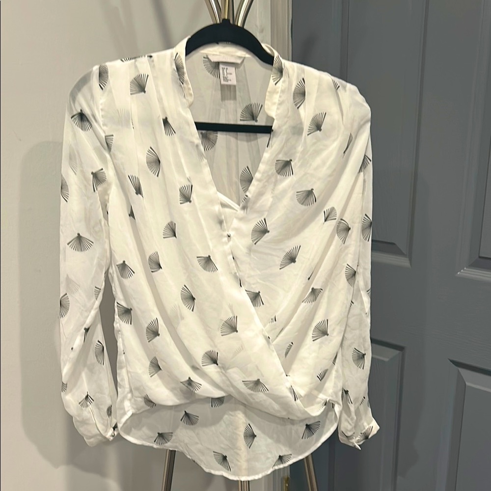 H&M white Wrap‎ Blouse with 3/4 Sleeves and fan print.